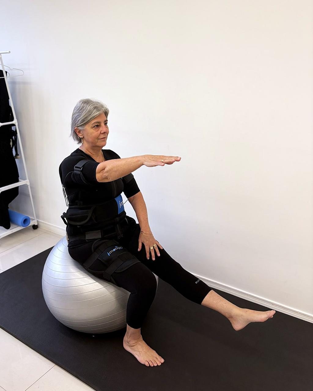 Aluna em exercício na bola